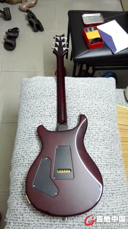 琴背面