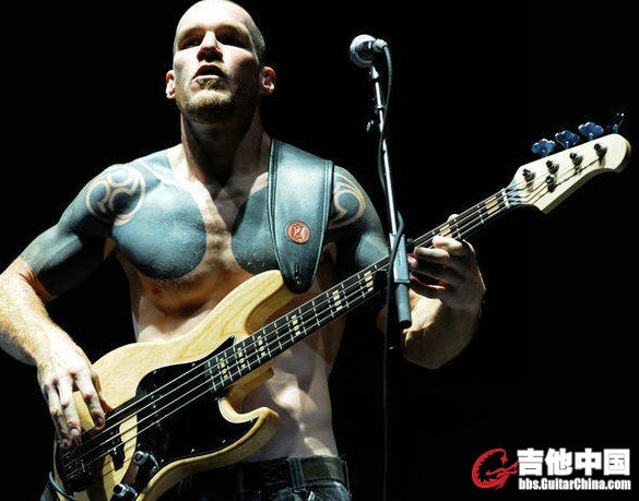 背带几乎盖住他大半个肩膀，减重效果可想而知--Tim Commerford from Rage.against.the.machine！！！！！ . ...