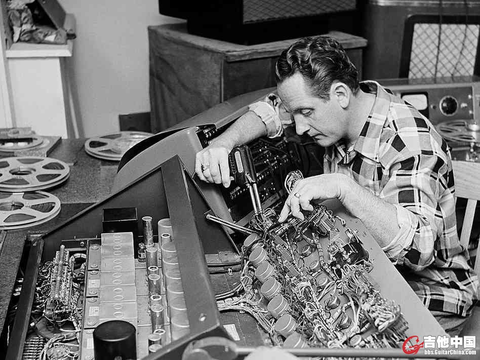 Les Paul working in his laboratory.jpg