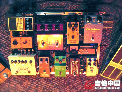 Oz_Noy's_Pedalboard,_2011-02-01_副本.jpg