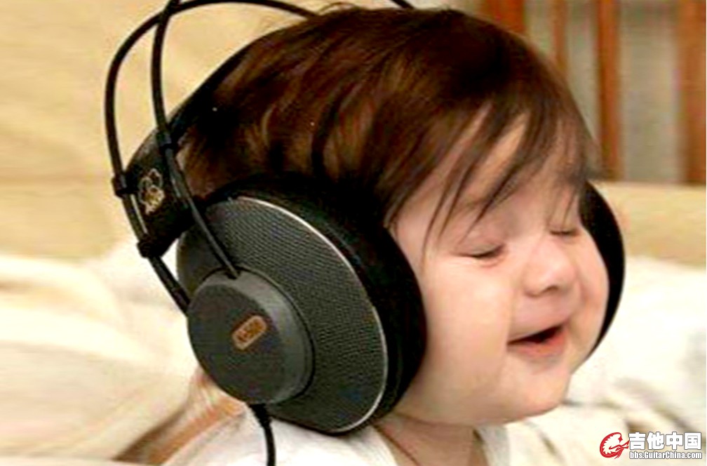 Cute_baby_listening_music副本.jpg