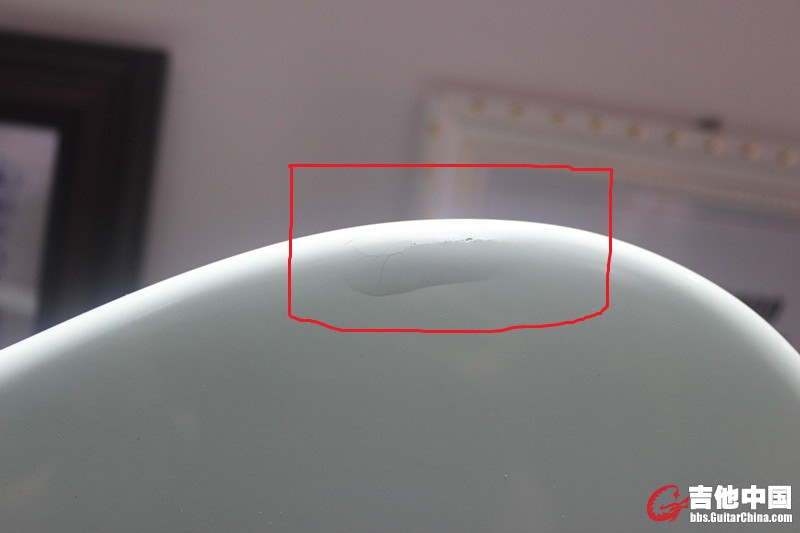 琴体下部边缘的一处裂漆