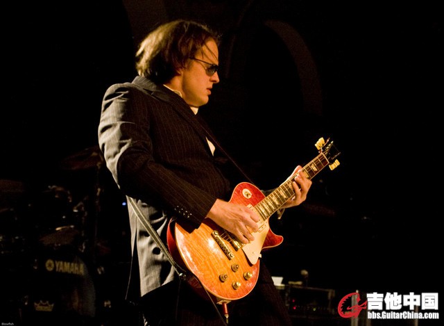 Joe_Bonamassa_4_sized.jpg