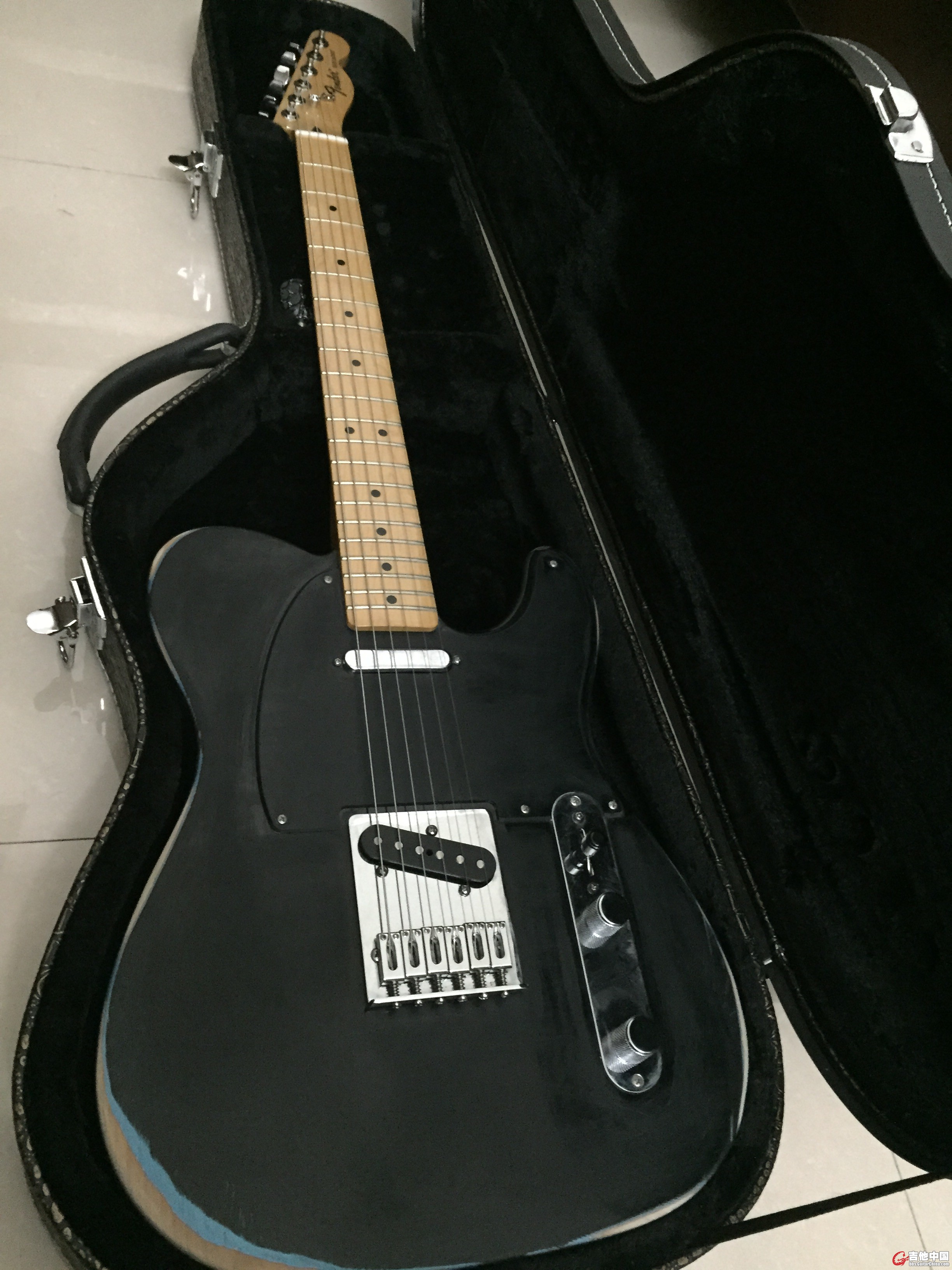 Fender telecaster换了黑色的档板，磨了表面