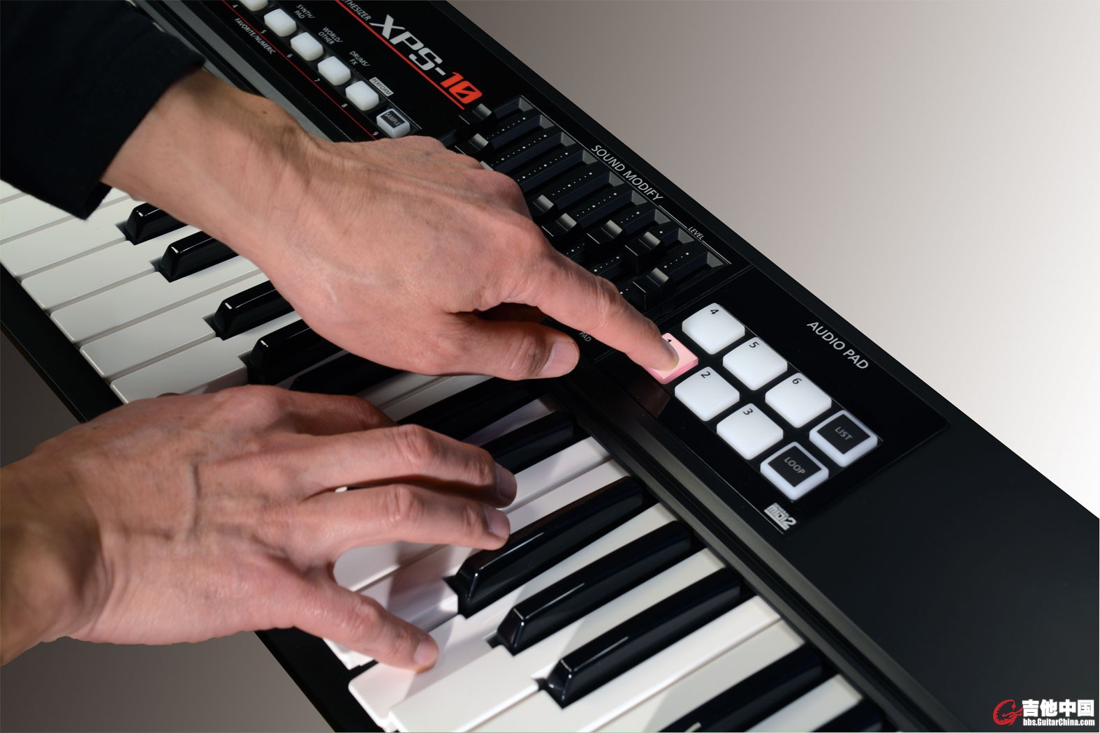 xps-10_hands_pad_2_gal.jpg