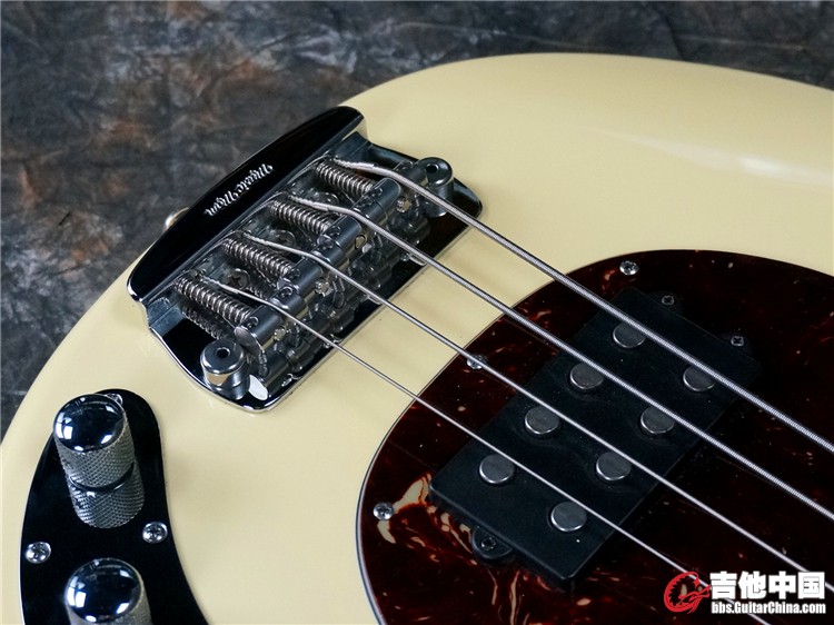 MusicMan Bass07.jpg