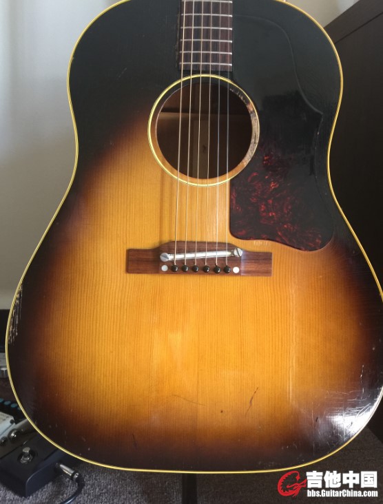 GIbson J45 正面面板朝上方向.jpg
