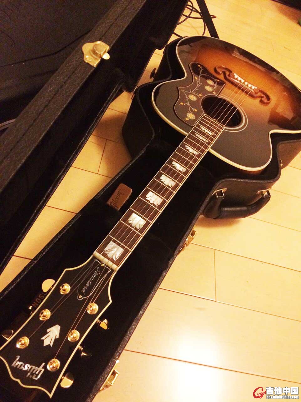 GIBSON SJ200 01.jpg