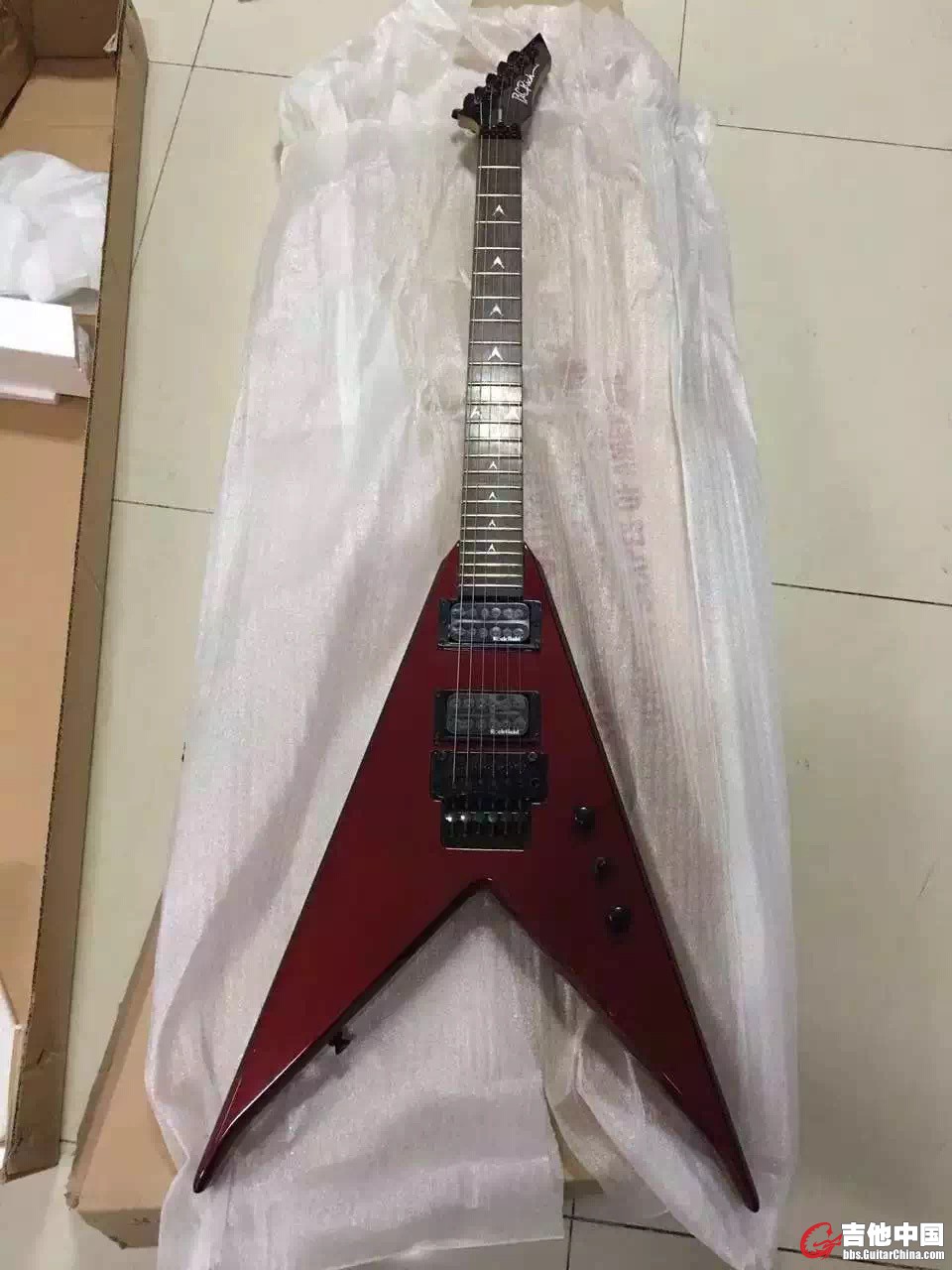 Bc.Rich JR.V Standard SJRVR 小燕尾电吉他 双摇款 1支.jpg