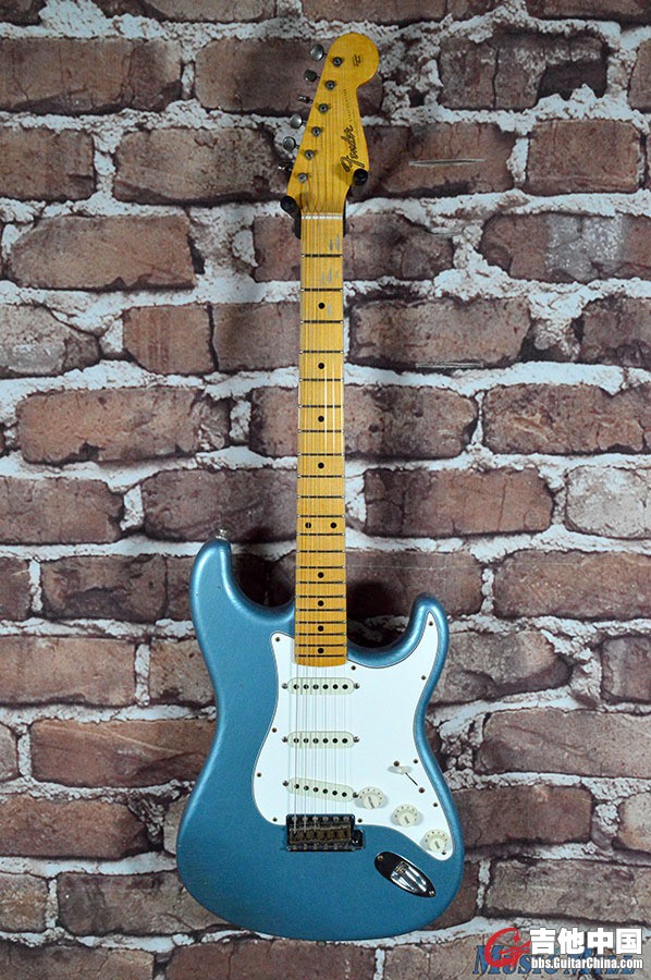 Fender_Custom_Shop_Postmodern_Journeyman_Stratocaster_Electric_Guitar_Ice_Blue_M.jpg