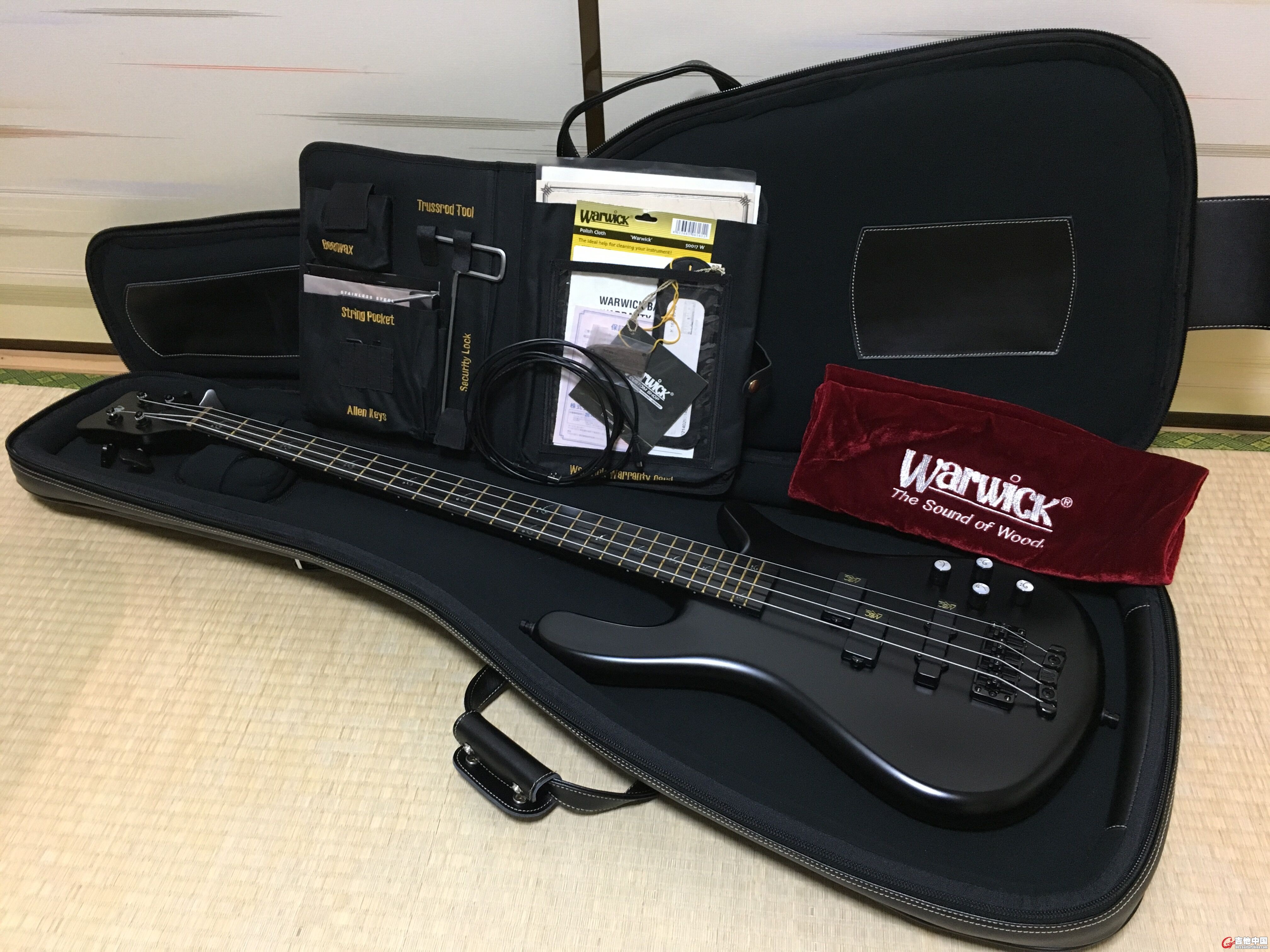 1 Warwick Custom Shop Streamer LX４ Warwick MB CS Streamer LX Solid Black.jpg