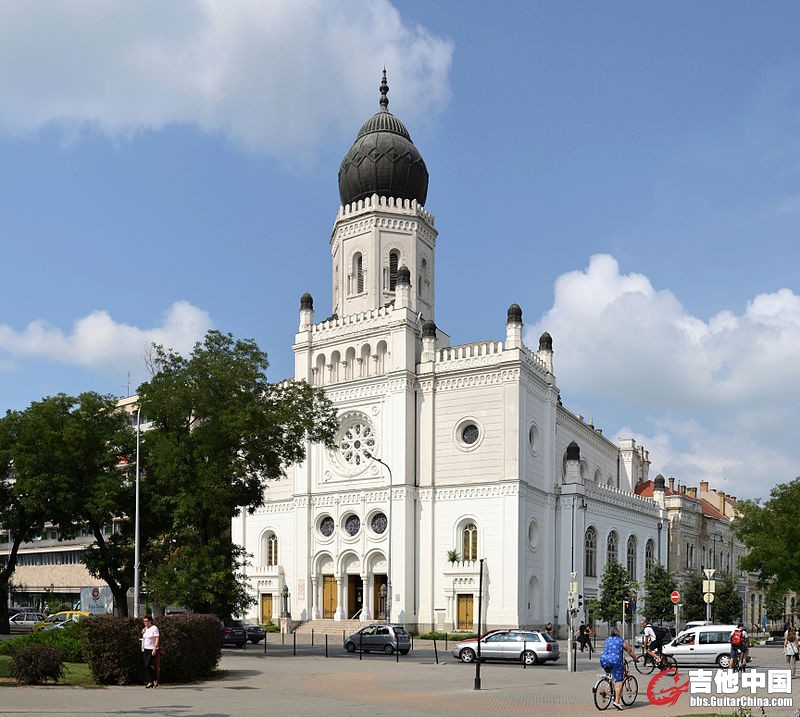 Kecskemét_-_House_of_Science_and_Technics_(synagogue).JPG