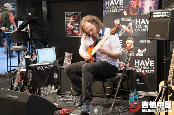 1024px-The_amazing_Alex_Hutchings_doing_this_thing_at_the_Laney_booth_-_2014_NAMM_Show.jpg