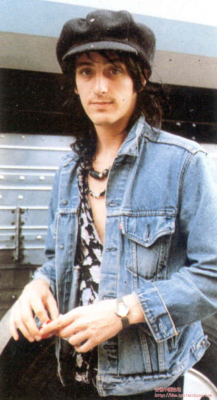 Izzy Stradlin (1).jpg