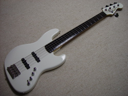 2007SquireJazzDeluxe5String001.jpg