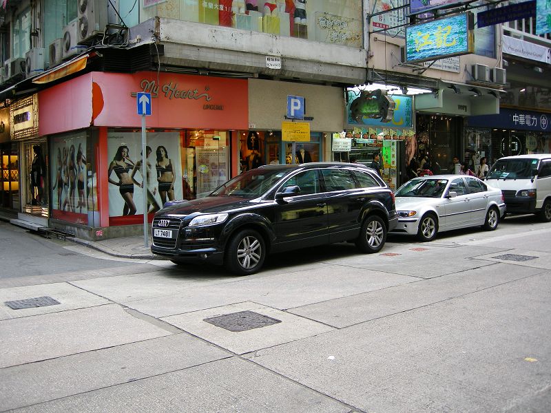 香港街头牛车无数...