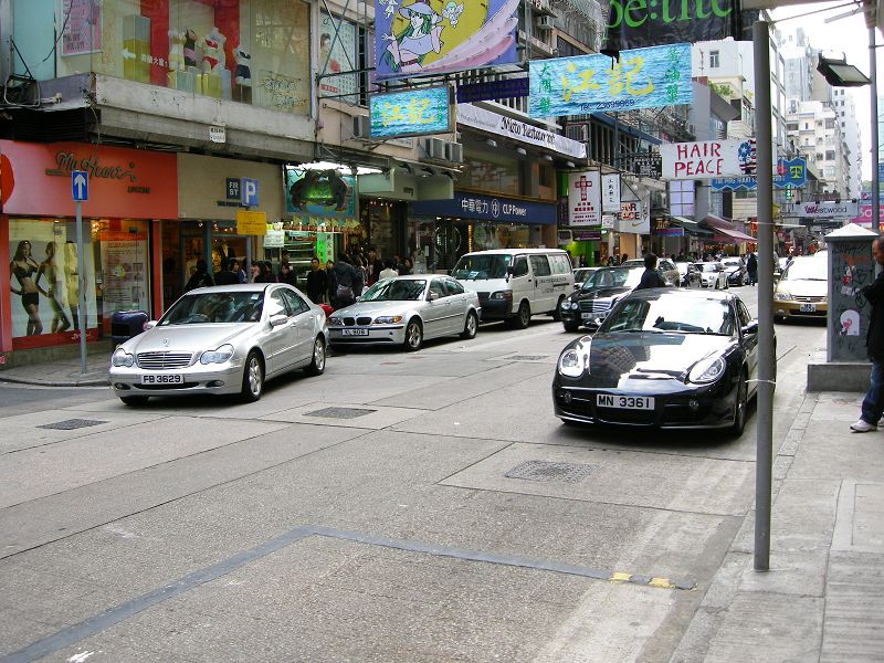 香港街头牛车无数...