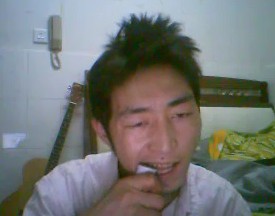 穷得只能用嘴咬了