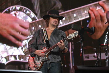 richie-sambora_缩小大小.jpg