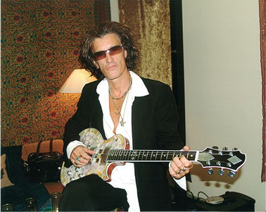 joe-perry-aerosmith_缩小大小.jpg