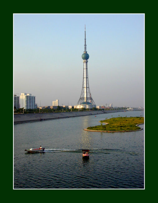 洛河边的中原明珠塔.jpg