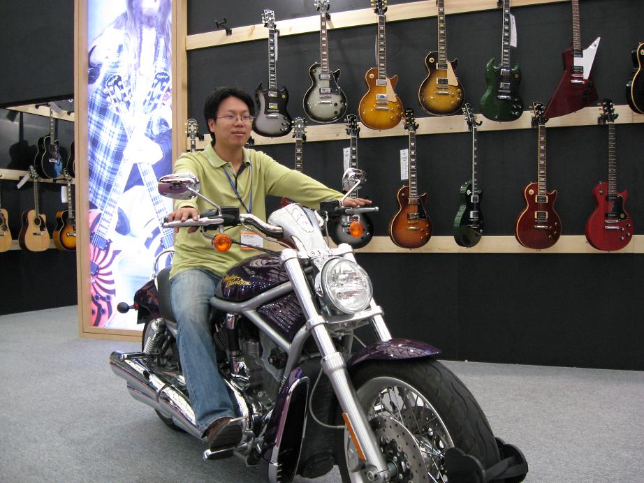 Gibson展位的大摩托和吉他.JPG