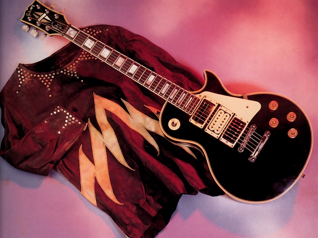 S4w-GTSW-018-AceFrehley'sGibsonLesPaulCustom.jpg