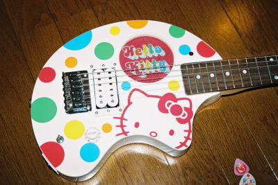 hello-kitty-guitar-fernandes-collectors.jpg