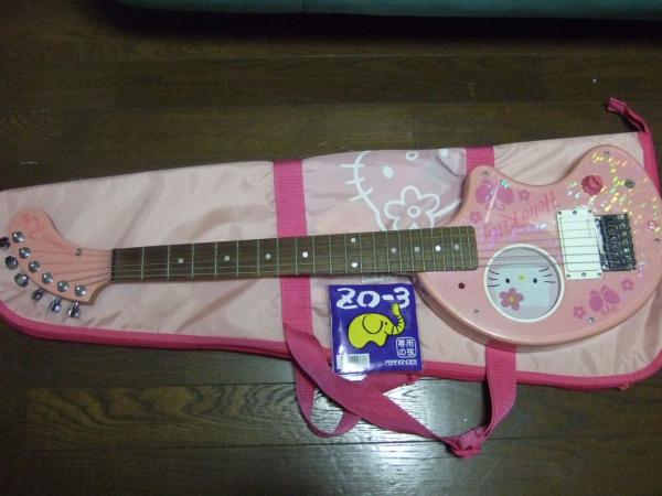 hello-kitty-guitar-fernandes-2.jpg