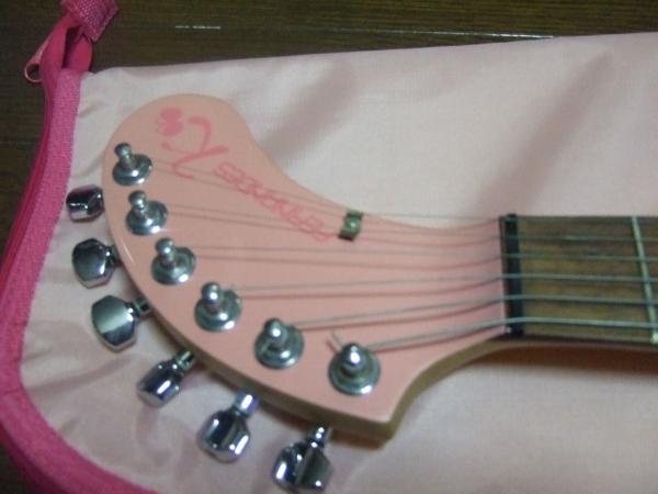 hello-kitty-guitar-fernandes-1.jpg