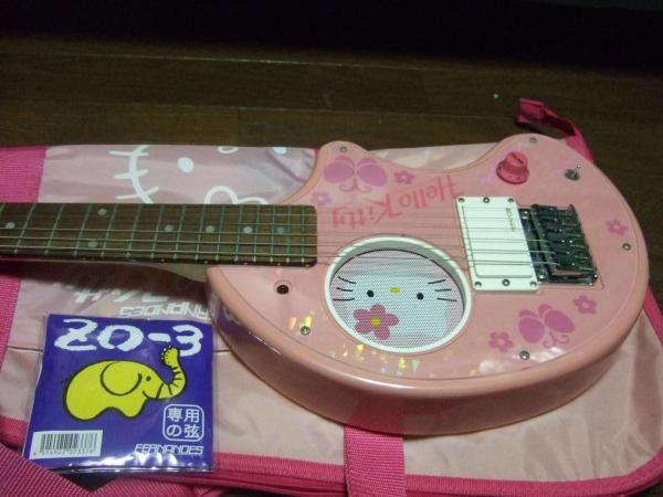 hello-kitty-guitar-fernandes.jpg