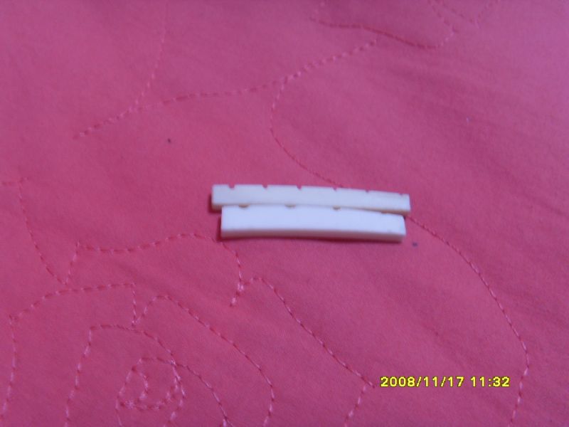 上面的是我拿了琴行的木吉它琴桥的磨的一个琴枕.下面的是文兄叫别人给我发的一个BASS的琴枕