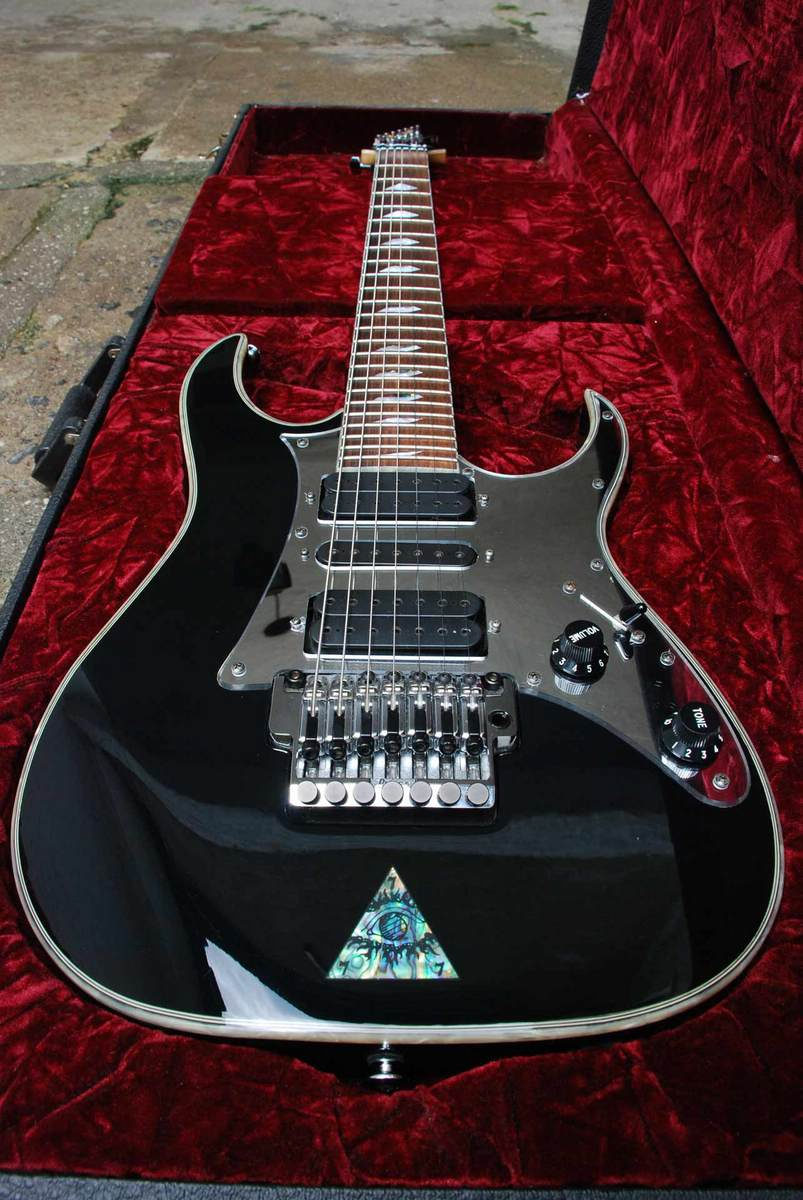 Ibanez UV777BK Black.jpg