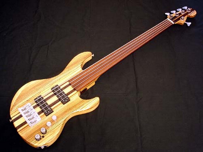 fender2_MBC4Hb0VNgb5_缩小大小.jpg