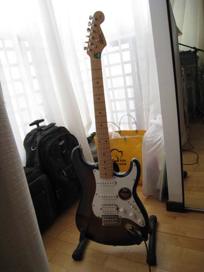 FENDEI SQUIET STRAT 限量签名电吉他-1.jpg