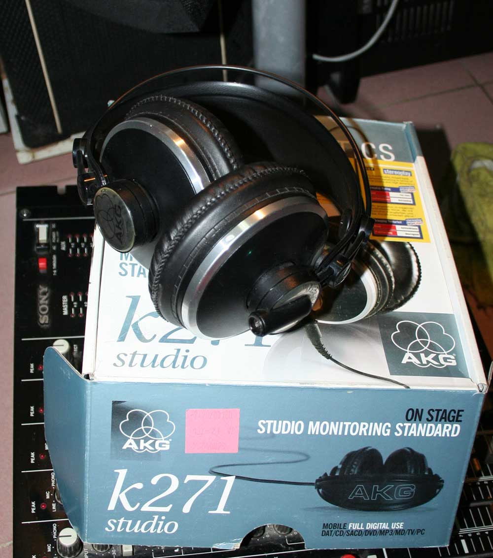 akg-271.jpg