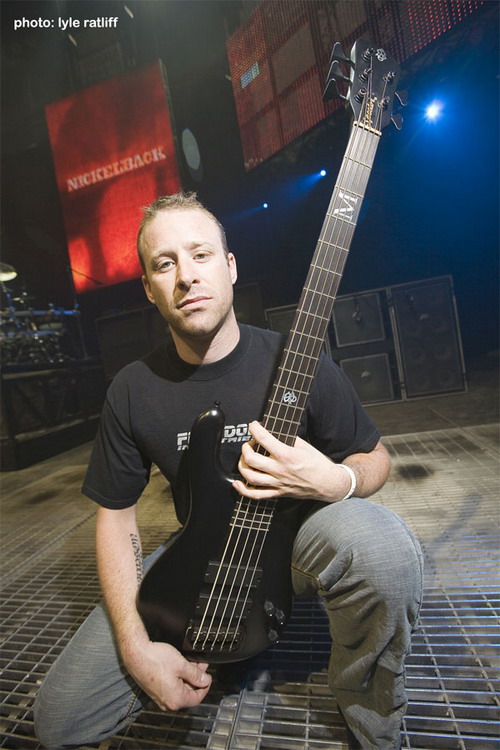 MikeKroegerNewBass_lrg_缩小大小.jpg