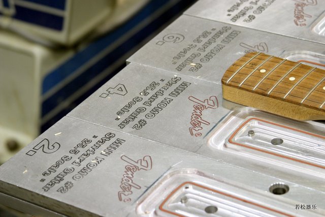 Standard Fender Mini （小吉他小孩用的）的柄也是在加洲Corona工厂生产.