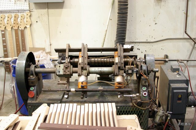 锯品线槽的机器，21～22（或24）个锯片装在一条轴上
