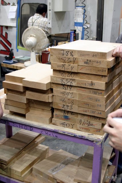 看，木料上面的数字，琴体CNC加工前要称重量，不过这只限于custom shop产品
