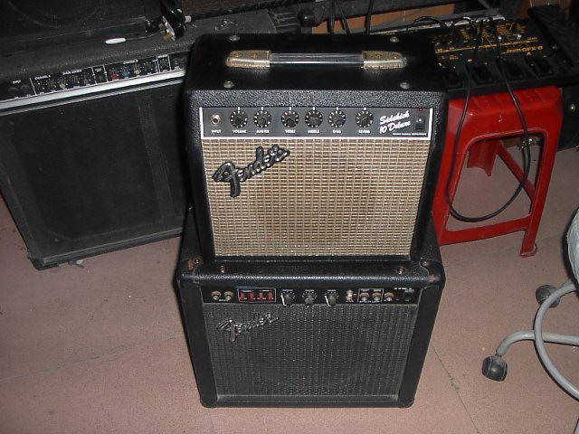 FENDER 10 DELUX VS  HOT.JPG