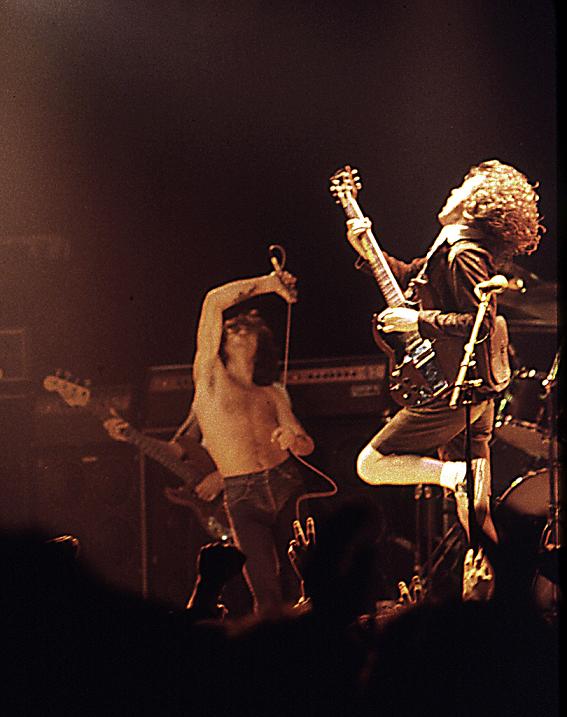 Bon_Scott_Angus_Young.jpg