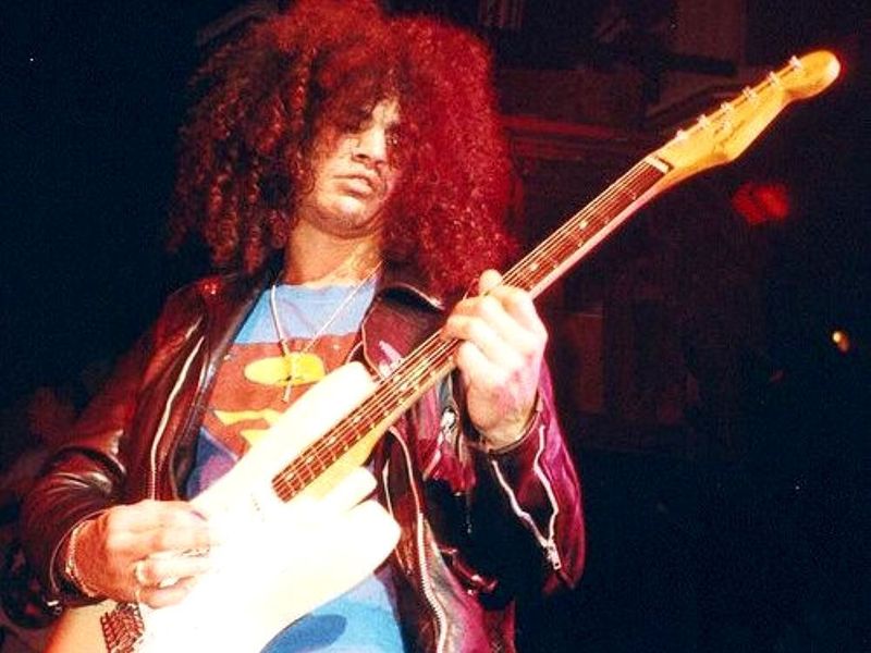 Slash playing a Fender ？.jpg