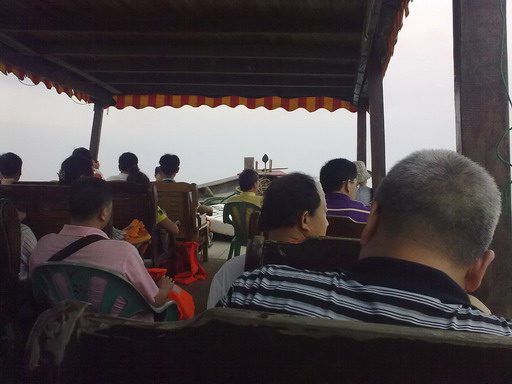 出海看海豚，看到了几只，但海豚太快了，相机没拍到。