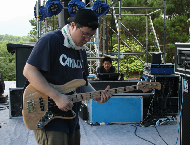 惘闻乐队Bass手使用Farida FJB 20表演.jpg