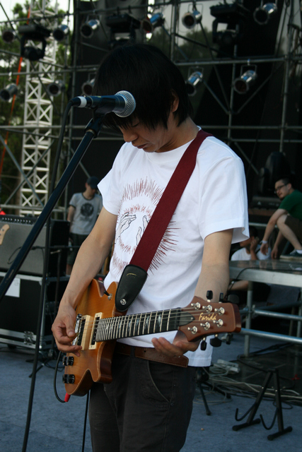 惘闻乐队吉他手使用Farida FLP 32表演 1.jpg