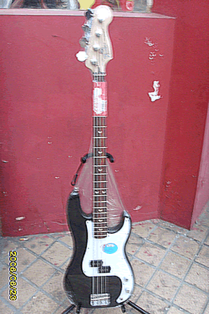 FENDER-BASS-2.gif