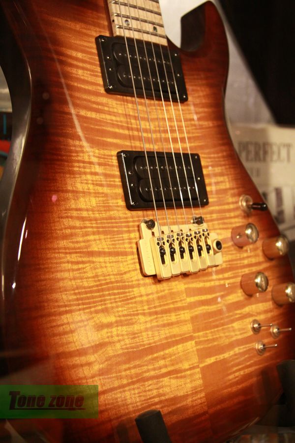 CARVIN DC127 CUSTOM 琴身2.jpg