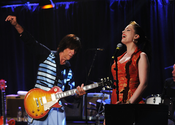 Jeff+Beck+Commemorates+Les+Paul+95th+Birthday+TMtL3K6IAacl.jpg