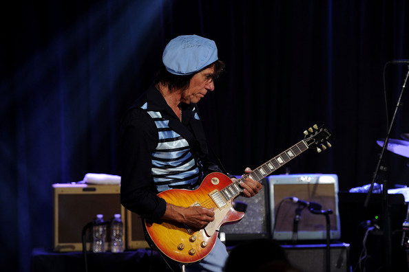 Jeff+Beck+Commemorates+Les+Paul+95th+Birthday+i4cDHiHBOMMl.jpg